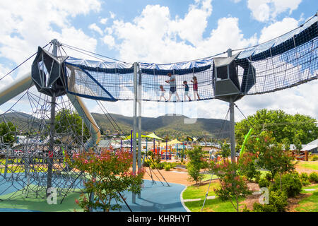 Adulte et trois enfants dans la fonction Skywalk en aire de jeux pour enfants, à Tamworth Australie. Banque D'Images