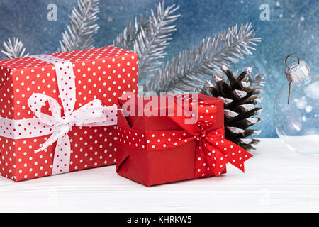 Des cadeaux et le sapin rouge décorations de l'arbre contre le fond bleu vacances de Noël concept Banque D'Images