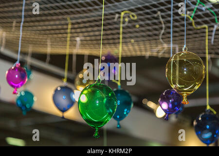 Ballons de verre multicolores qui pendent du plafond. Banque D'Images