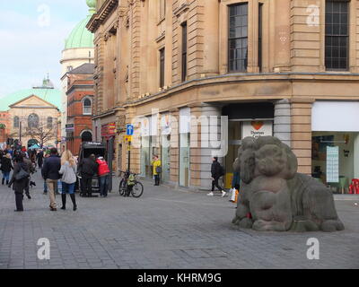 Le Derby Derby Ram ou Tup - mascotte de Derby et de Derbyshire - statue mon Michael Pegler sur East Street, Derby city centre Banque D'Images