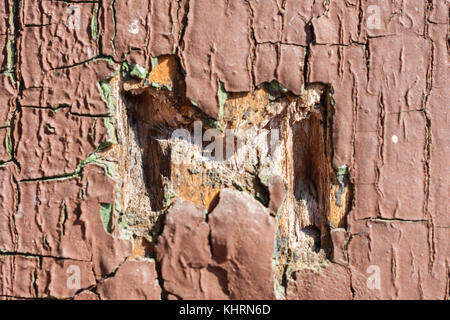 La texture de Brown et peinture craquelée cyan sur mur en bois avec lettre 'M' Banque D'Images