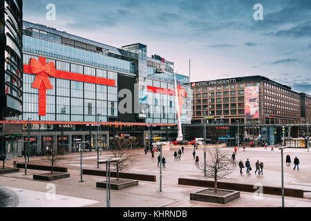 Helsinki, Finlande - le 7 décembre 2016 : les gens autour de original Sokos Hotel Presidentti et centre commercial kamppi. Banque D'Images