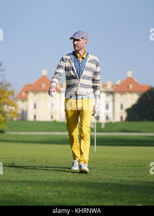 Golfeur professionnel sur le green après un putt. Banque D'Images