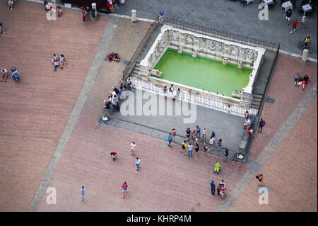 La Piazza del Campo avec Fonte Gaia (fontaine monumentale) dans le centre historique de Sienne dans la liste du patrimoine mondial par l'UNESCO à Sienne, Toscane, Italie. 28 Août Banque D'Images