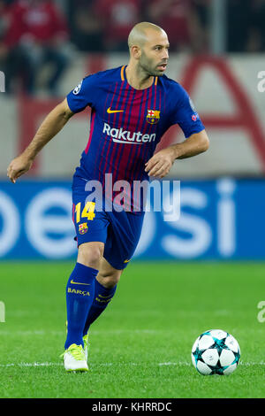 Le Pirée, Grèce - 31 octobre 2017 : Le joueur de Barcelone Javier Mascherano au cours de l'UEFA Champions League match entre l'Olympiakos vs FC Barcelone à Banque D'Images