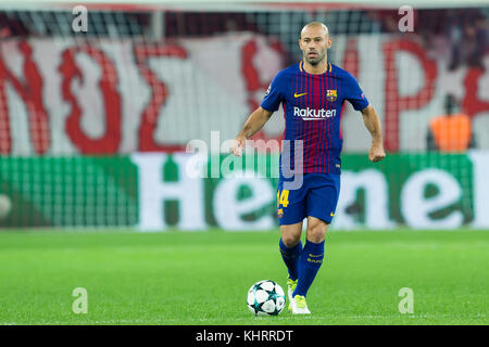 Le Pirée, Grèce - 31 octobre 2017 : Le joueur de Barcelone Javier Mascherano au cours de l'UEFA Champions League match entre l'Olympiakos vs FC Barcelone à Banque D'Images