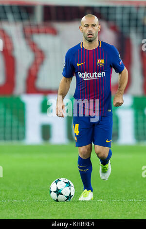 Le Pirée, Grèce - 31 octobre 2017 : Le joueur de Barcelone Javier Mascherano au cours de l'UEFA Champions League match entre l'Olympiakos vs FC Barcelone à Banque D'Images