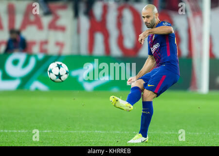 Le Pirée, Grèce - 31 octobre 2017 : Le joueur de Barcelone Javier Mascherano au cours de l'UEFA Champions League match entre l'Olympiakos vs FC Barcelone à Banque D'Images