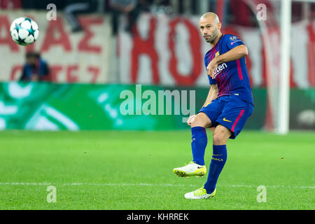 Le Pirée, Grèce - 31 octobre 2017 : Le joueur de Barcelone Javier Mascherano au cours de l'UEFA Champions League match entre l'Olympiakos vs FC Barcelone à Banque D'Images