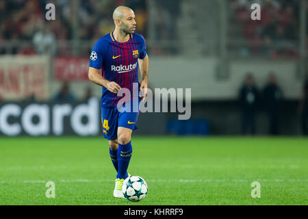 Le Pirée, Grèce - 31 octobre 2017 : Le joueur de Barcelone Javier Mascherano au cours de l'UEFA Champions League match entre l'Olympiakos vs FC Barcelone à Banque D'Images