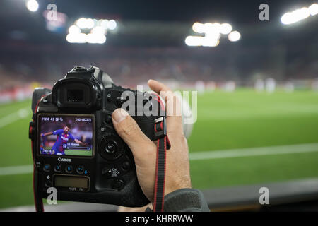 Le Pirée, Grèce - 31 Oct 2017 : un appareil photo alors que sur l'affichage sont Luis Suarez lors de la Ligue des Champions match entre l'Olympiakos vs FC Banque D'Images