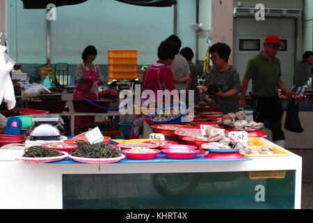 Décrochage de l'épicerie de fruits de mer frais en Corée du Marché aux poissons de Jagalchi. Banque D'Images