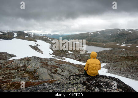 Norvégien typique paysage avec montagnes enneigées Banque D'Images