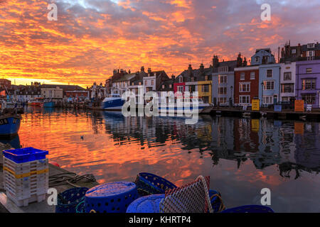 Lever du soleil couleurs et reflets, vieux port, Weymouth Weymouth, Dorset, England, UK, novembre 2017 Banque D'Images