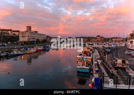 Lever du soleil couleurs et reflets, vieux port, Weymouth Weymouth, Dorset, England, UK, novembre 2017 Banque D'Images