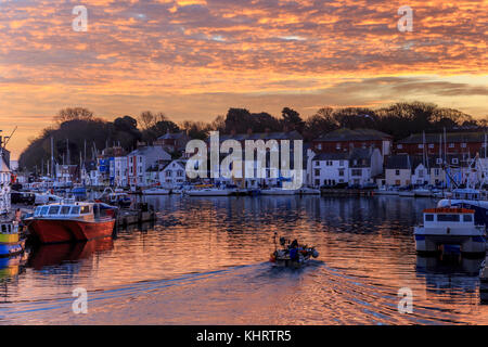 Lever du soleil couleurs et reflets, vieux port, Weymouth Weymouth, Dorset, England, UK, novembre 2017 Banque D'Images