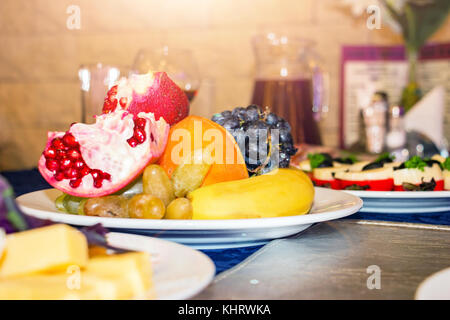 Des fruits dans une assiette sur la table Banque D'Images