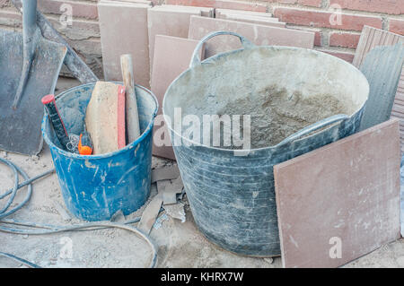 Outils de construction dans un seau en plastique Banque D'Images