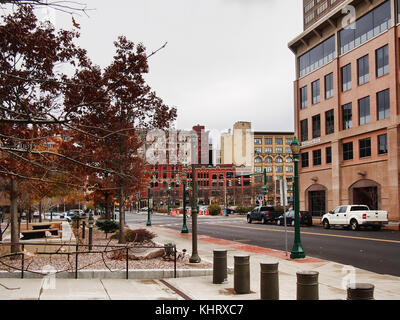 Syracuse, New York, USA 18 novembre 2017.. vue vers le bas west Washington Street en direction de Salina Street dans le centre-ville de Syracuse, New York sur un overcas Banque D'Images