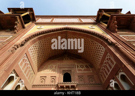 Entrée joliment décorées dans le Fort Rouge, Agra, Uttar Pradesh, Inde. Banque D'Images