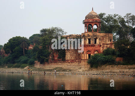 Les hommes indiens sur la rive du fleuve en face de UYamuna ancienne tannerie, Agra, Uttar Pradesh, Inde. Banque D'Images