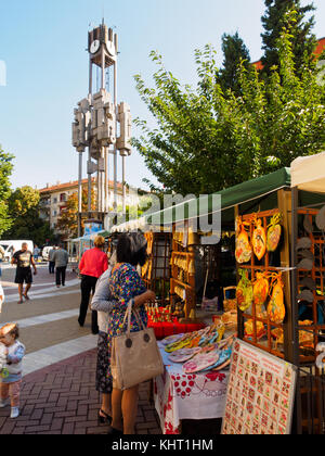 Le marché aux puces de haskovo juste avoir vieille tour de l'horloge mécanique à l'arrière-plan. Banque D'Images