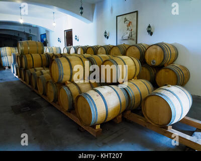 Des tonneaux de vin alignées dans la cave la salle de stockage. Banque D'Images