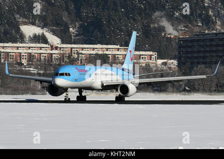 Innsbruck, Autriche - 21 janvier 2017 : un avion sur l'aéroport de Innsbruck (INN de neige) Banque D'Images