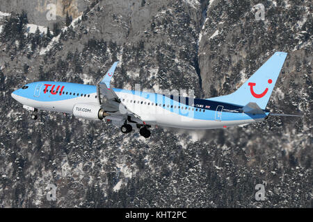 Innsbruck, Autriche - 21 janvier 2017 : un avion sur l'aéroport de Innsbruck (INN de neige) Banque D'Images