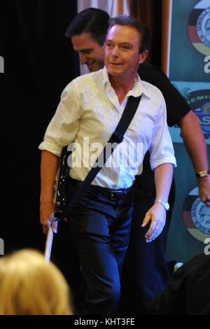 COCONUT CREEK, FL - 13 AOÛT : le chanteur David Cassidy joue pendant la première main du vrai Blackjack 24/7 au Seminole Casino Coconut Creek le 13 août 2010 à Coconut Creek, Floride. Banque D'Images