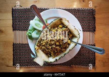 Ananas farci de riz thaï et légumes gros plan sur la table. Et en bonne santé dans le cadre de la diététique. Recette inhabituelle Vue d'en haut Banque D'Images