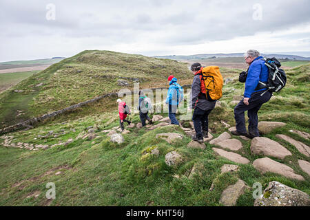 Les promeneurs sur mur d'Hadrien, England, UK Banque D'Images