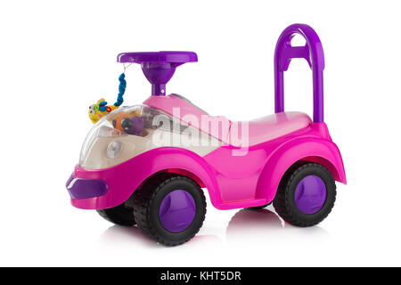 Baby ride sur voiture ou camion isolé sur fond blanc. Banque D'Images