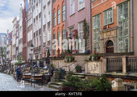 Voir de vieux bâtiments sur l'idyllique st. Mary's street (ul. des voyageurs) à la principale ville (vieille ville) à Gdansk, Pologne. Banque D'Images