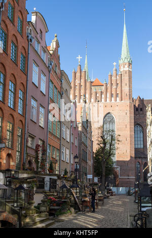 Voir de vieux bâtiments sur la st. Mary's street (UL) et des voyageurs. st. Mary's Church à la principale ville (vieille ville) de Gdansk, en Pologne, lors d'une journée ensoleillée. Banque D'Images