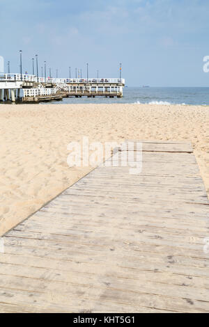 Vue sur la plage et jetée de brzezno à Gdansk, en Pologne, lors d'une journée ensoleillée à l'automne. Banque D'Images