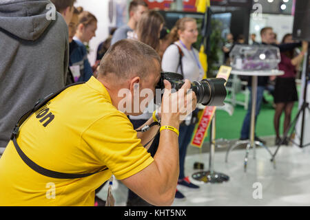 KIEV, UKRAINE - 07 OCTOBRE 2017 : un photographe professionnel prend une photo sur le stand Nikon pendant CEE 2017, le plus grand salon de l'électronique du Royaume-Uni Banque D'Images