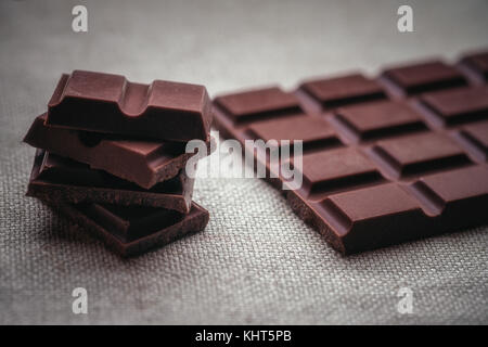 Le chocolat noir et texture de fond de vieux jute. Banque D'Images