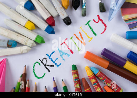 Papier coloré - concept de créativité, de crayon, crayon de couleur et du papier avec terme créativité Banque D'Images