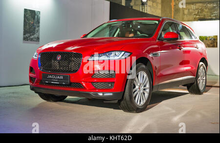 Kiev, Ukraine - le 27 octobre 2017 : jaguar moderne rouge f-pace sur l'exposition d'art 'jaguar. l'art de la performance' dans le centre d'affaires de Toronto. Banque D'Images