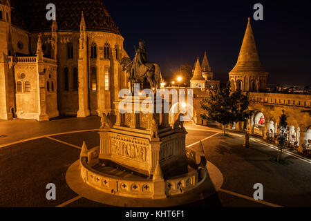 Ville de Budapest en Hongrie dans la nuit, le roi ST. STEPHEN (1906) monument, l'église Matthias et le bastion des pêcheurs, la place de la trinité sainte Banque D'Images