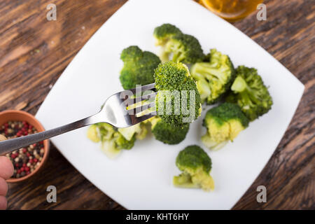 Le Brocoli bouilli sur une plaque, une inflorescence chou sur une fourchette, la saine alimentation, l'alimentation ducane Banque D'Images