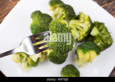 Le Brocoli bouilli sur une plaque, une inflorescence chou sur une fourchette, la saine alimentation, l'alimentation ducane Banque D'Images