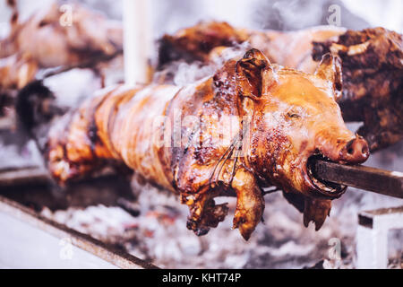 Cochon à la broche de la manière traditionnelle, selective focus et petite profondeur de champ Banque D'Images