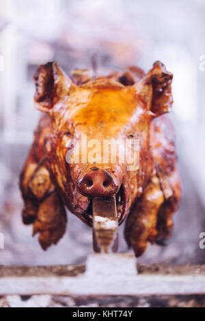 Cochon à la broche de la manière traditionnelle, selective focus et petite profondeur de champ Banque D'Images