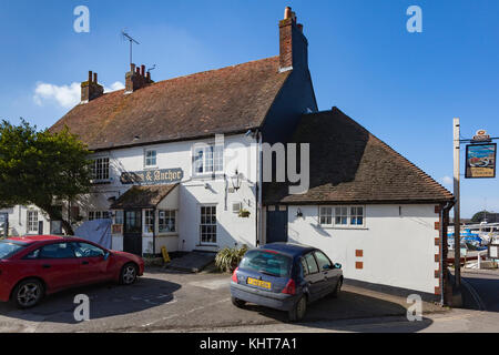 La couronne et l'ancre à quai de Dell, près de Chichester, un pub populaire et Restaurant, West Sussex, UK Banque D'Images