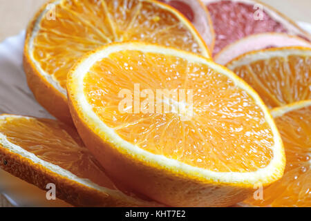 Une tranche d'orange, présenté en gros plan. Banque D'Images