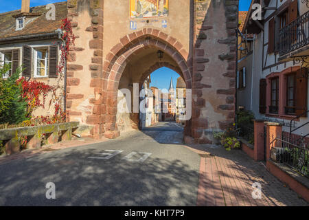 Porte de la ville médiévale, la porte supérieure du village de boersch, sur la route des vins d'Alsace, France Banque D'Images