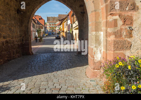 Town gate village boersch, sur la route des vins d'Alsace, France Banque D'Images