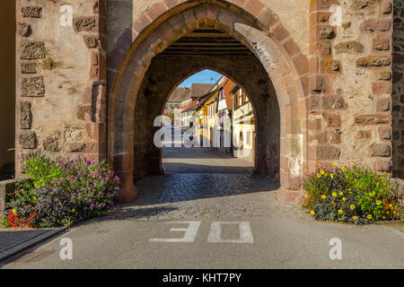 Town gate village boersch, sur la route des vins d'Alsace, France Banque D'Images